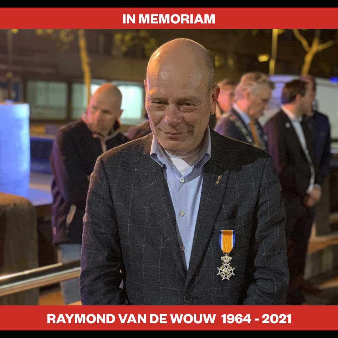 Raymond van de Wouw (1964–2021), mit einer königlichen Auszeichnung am Jackett